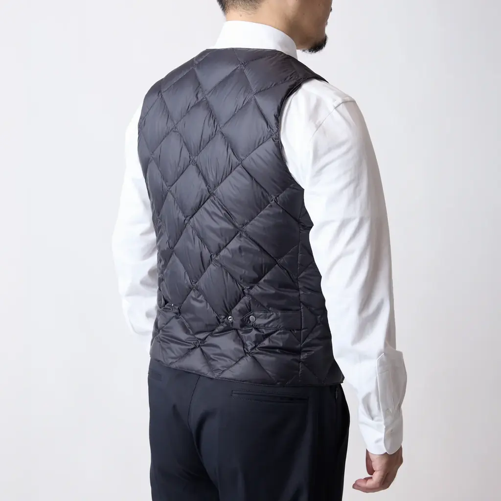 水道会社発祥のスーツに見える作業着「WWS」、10/31（金）TAION別注「WWS×TAION インナーダウンベスト」を販売開始！静電気軽減、後ろ身頃にウエスト調整機能を搭載 画像 4