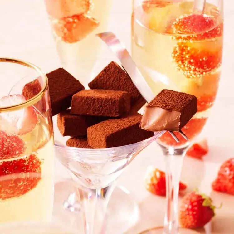 【ロイズ】パッケージにクリスマスの街並みを描いた生チョコレート[マイルドミルク](クリスマス)など、冬限定の生チョコレートを11月4日に発売。 画像 6