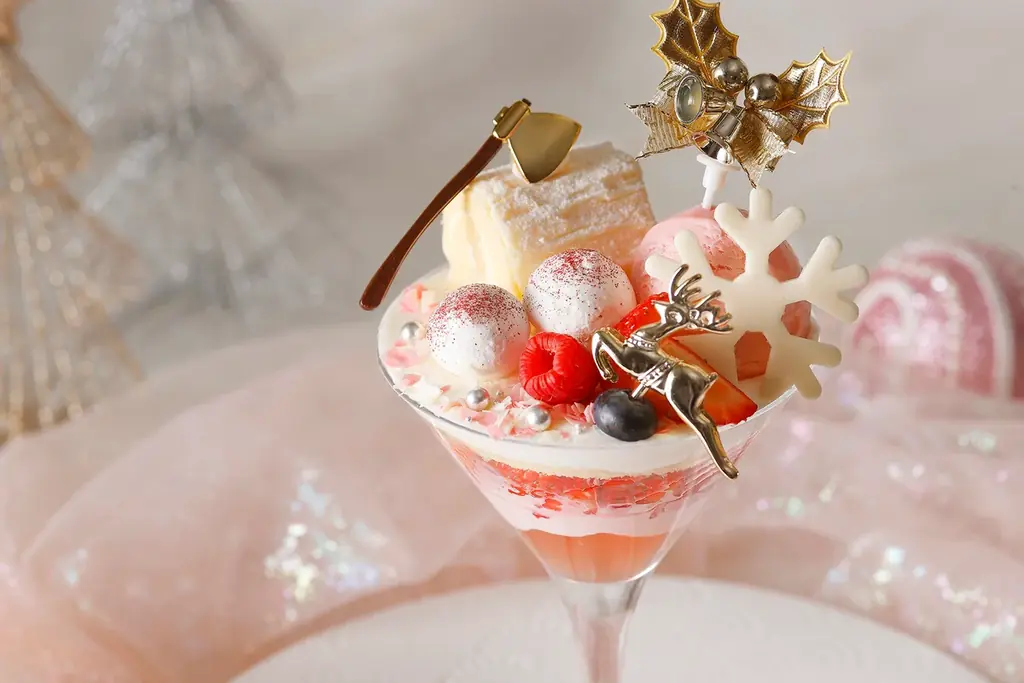 上品に煌めくロゼと雪のホワイトが織りなすロマンティックなクリスマスパフェが新登場『ロゼスパークル・ホワイトクリスマスパフェ』 画像 2