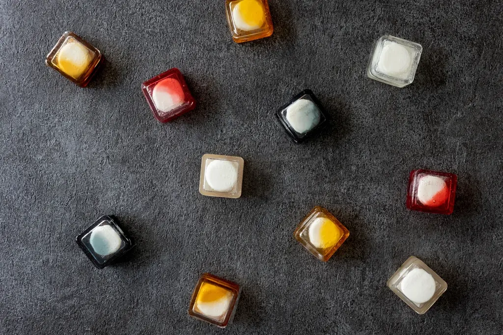 「和菓子ではない」ことから始まる、新しい菓子の時代。新ブランド『NOT WAGASHI』から、透明な「クリスタルチーズサンド」を発売。 画像 1