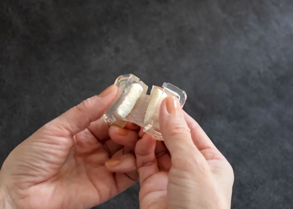 「和菓子ではない」ことから始まる、新しい菓子の時代。新ブランド『NOT WAGASHI』から、透明な「クリスタルチーズサンド」を発売。 画像 2