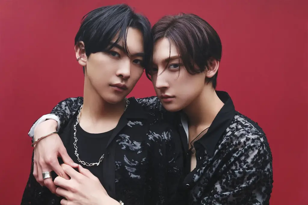 今注目のユニットROIROMが初の執事衣装に変身⁉日東紅茶「ミルクとけだすティーバッグ」「ロイヤルミルクティー」新WebCM『あなたはどっちのミルクティー？』篇　10月30日公開 画像 4