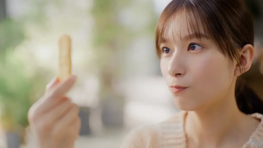 岩塚製菓のロングセラー商品「味しらべ」新TVCM 芳根京子さんが日本のお米100%の味わいをチェック！ 秋のやさしいひとときを描く『味しらべ中』篇公開 画像 2