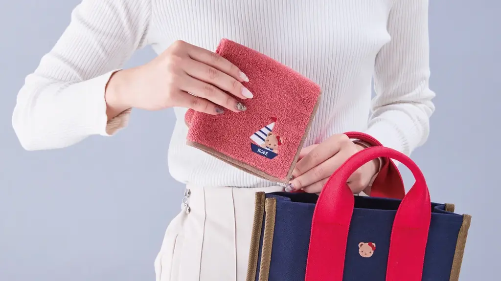 ファミリアから神戸・東京限定アイテムが東西異なるカラーで新登場！ ファミリア神戸本店・代官山店含む計4店舗で限定販売 発売を記念しイニシャル刺繍イベントを開催 画像 3