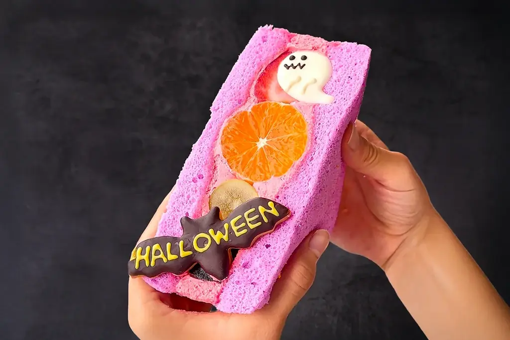 【食パンの概念、超えました】シフォンケーキで作る、フルーツ盛り盛り・超BIGな「ハロウィンフルーツサンド」10月31日限定復活！ 画像 19