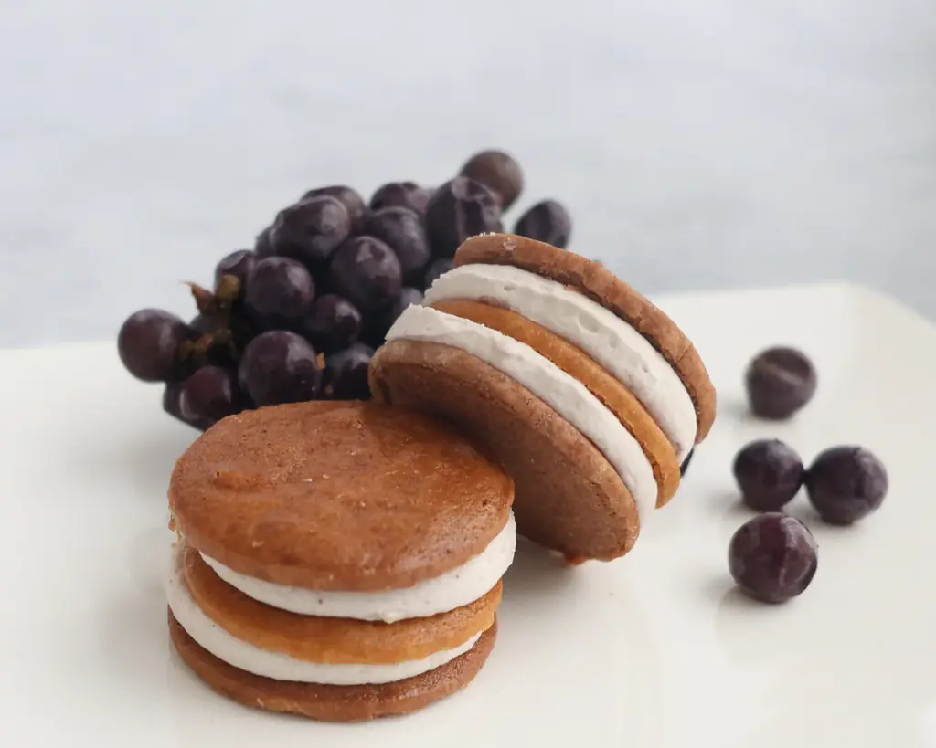 絵本『あらしのよるに』あべ弘士氏描き下ろし——保存版 限定パッケージ登場！フェルム ラ・テール美瑛「ダブルクリームサンド」冬の新作は、森のどうぶつ達も恋する＜山ぶどう＞味 画像 10