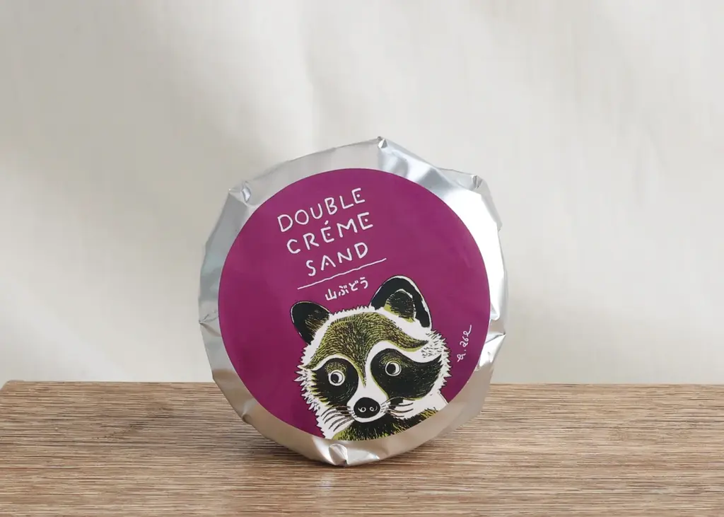 絵本『あらしのよるに』あべ弘士氏描き下ろし——保存版 限定パッケージ登場！フェルム ラ・テール美瑛「ダブルクリームサンド」冬の新作は、森のどうぶつ達も恋する＜山ぶどう＞味 画像 2