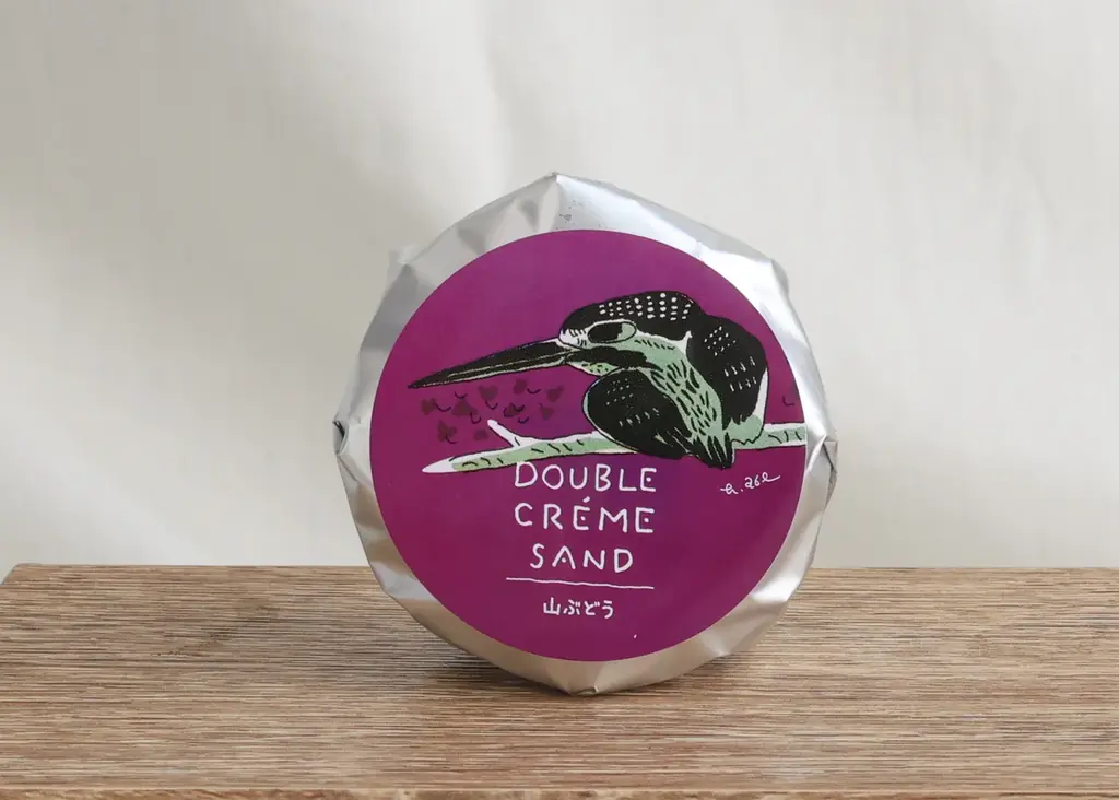 絵本『あらしのよるに』あべ弘士氏描き下ろし——保存版 限定パッケージ登場！フェルム ラ・テール美瑛「ダブルクリームサンド」冬の新作は、森のどうぶつ達も恋する＜山ぶどう＞味 画像 3