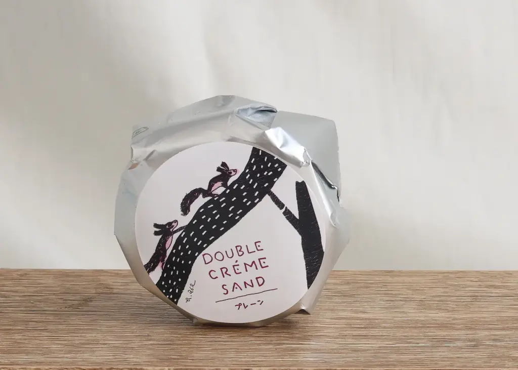 絵本『あらしのよるに』あべ弘士氏描き下ろし——保存版 限定パッケージ登場！フェルム ラ・テール美瑛「ダブルクリームサンド」冬の新作は、森のどうぶつ達も恋する＜山ぶどう＞味 画像 4