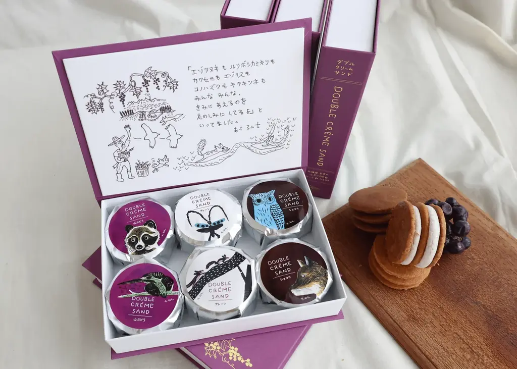 絵本『あらしのよるに』あべ弘士氏描き下ろし——保存版 限定パッケージ登場！フェルム ラ・テール美瑛「ダブルクリームサンド」冬の新作は、森のどうぶつ達も恋する＜山ぶどう＞味 画像 9