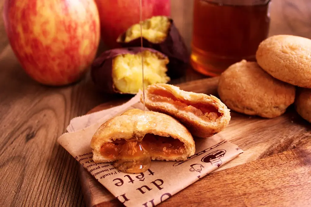 【大阪限定】『OIMO MERCI（オイモメルシー）』から大阪産はちみつを使用した「おいもとりんごのパイ」を11月1日(土)より大阪府内の4店舗で期間限定・先行販売開始 画像 1