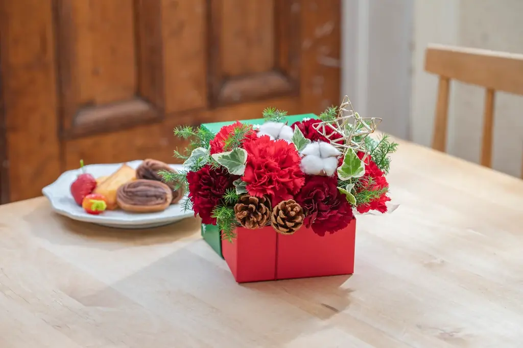 【鈴木マサル×日比谷花壇】完全描き下ろし北欧風デザインで心温まる冬のギフトをお届け。花を楽しんだ後も「ストーリーが続く」クリスマス・お正月フラワーアイテムが登場！ 画像 5