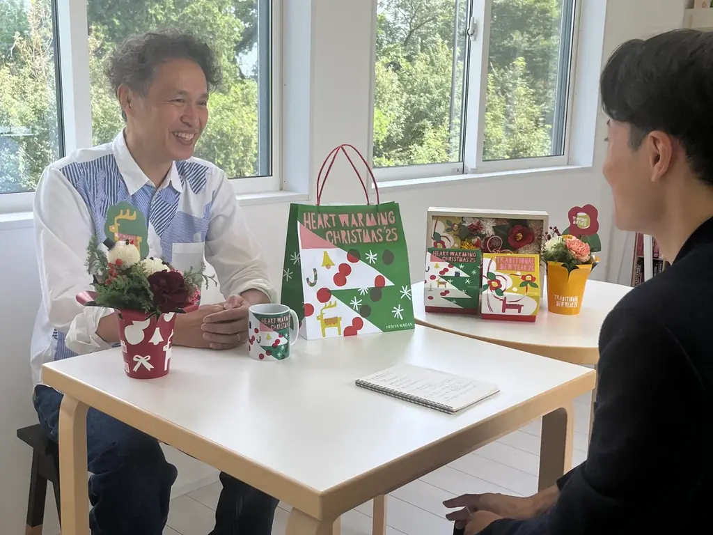 【鈴木マサル×日比谷花壇】完全描き下ろし北欧風デザインで心温まる冬のギフトをお届け。花を楽しんだ後も「ストーリーが続く」クリスマス・お正月フラワーアイテムが登場！ 画像 8