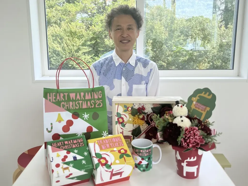 【鈴木マサル×日比谷花壇】完全描き下ろし北欧風デザインで心温まる冬のギフトをお届け。花を楽しんだ後も「ストーリーが続く」クリスマス・お正月フラワーアイテムが登場！ 画像 9