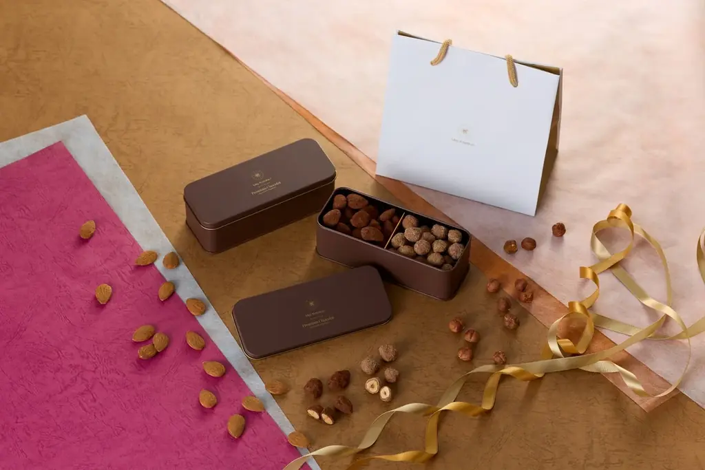 “明治記念館のパティシエが手仕込みで仕上げる、ローストした2種類のナッツの香ばしきショコラアンサンブル”　「アーモンド」と「ヘーゼルナッツ」のショコラ缶 画像 1