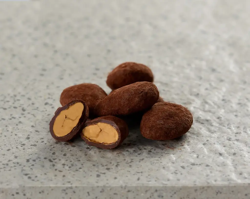 “明治記念館のパティシエが手仕込みで仕上げる、ローストした2種類のナッツの香ばしきショコラアンサンブル”　「アーモンド」と「ヘーゼルナッツ」のショコラ缶 画像 2