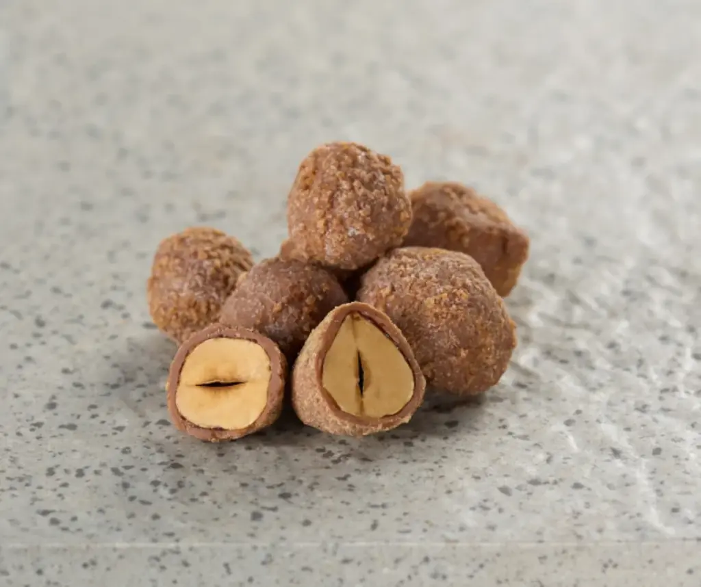 “明治記念館のパティシエが手仕込みで仕上げる、ローストした2種類のナッツの香ばしきショコラアンサンブル”　「アーモンド」と「ヘーゼルナッツ」のショコラ缶 画像 3