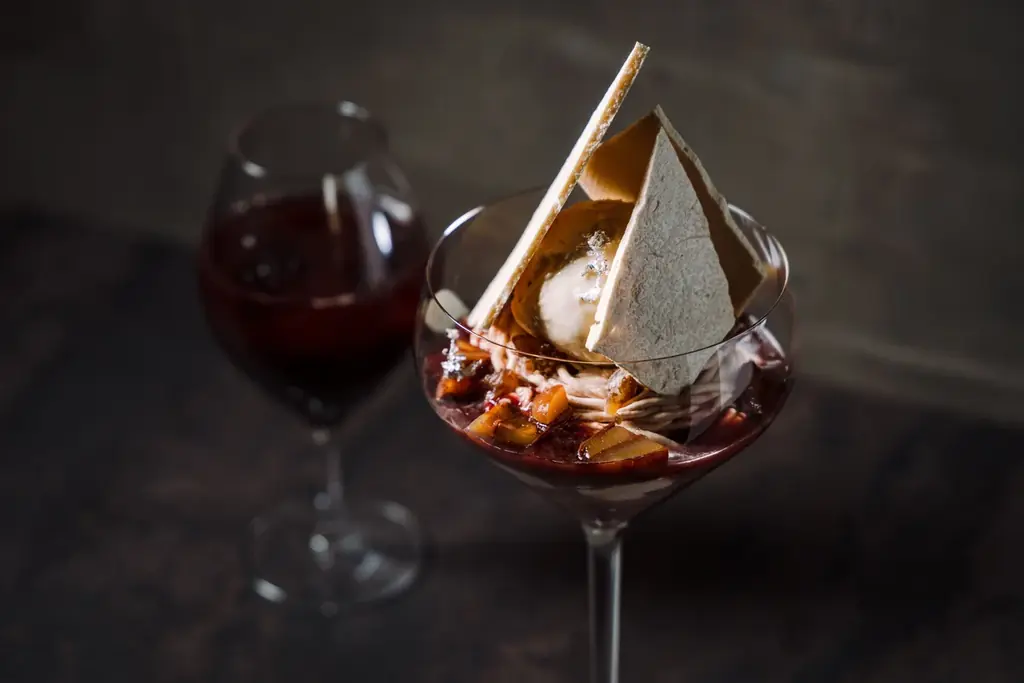 完全会員制パフェバー「Remake easy」、11月より限定で「栗の赤ワイン煮込みとチャイのモンテ・ビアンコパフェ」を提供。イタリアのナチュールワインとスパイスが溶け合う、新解釈のモンブランが登場。 画像 1