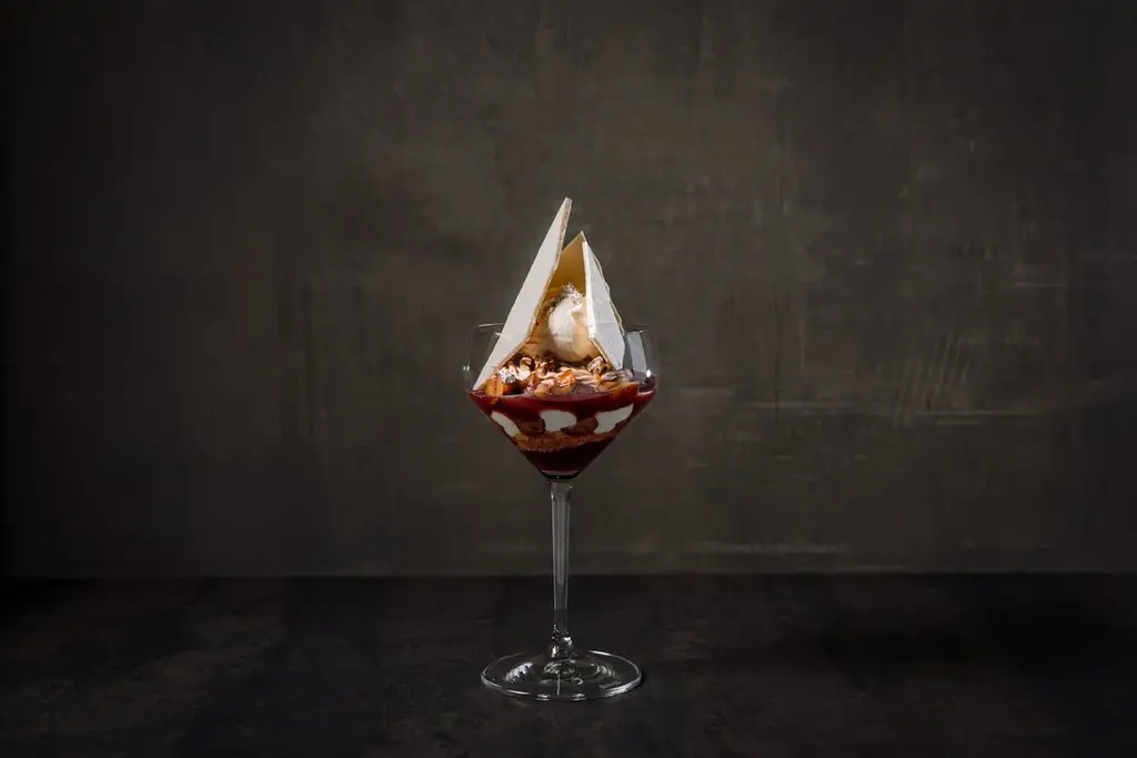 完全会員制パフェバー「Remake easy」、11月より限定で「栗の赤ワイン煮込みとチャイのモンテ・ビアンコパフェ」を提供。イタリアのナチュールワインとスパイスが溶け合う、新解釈のモンブランが登場。 画像 2