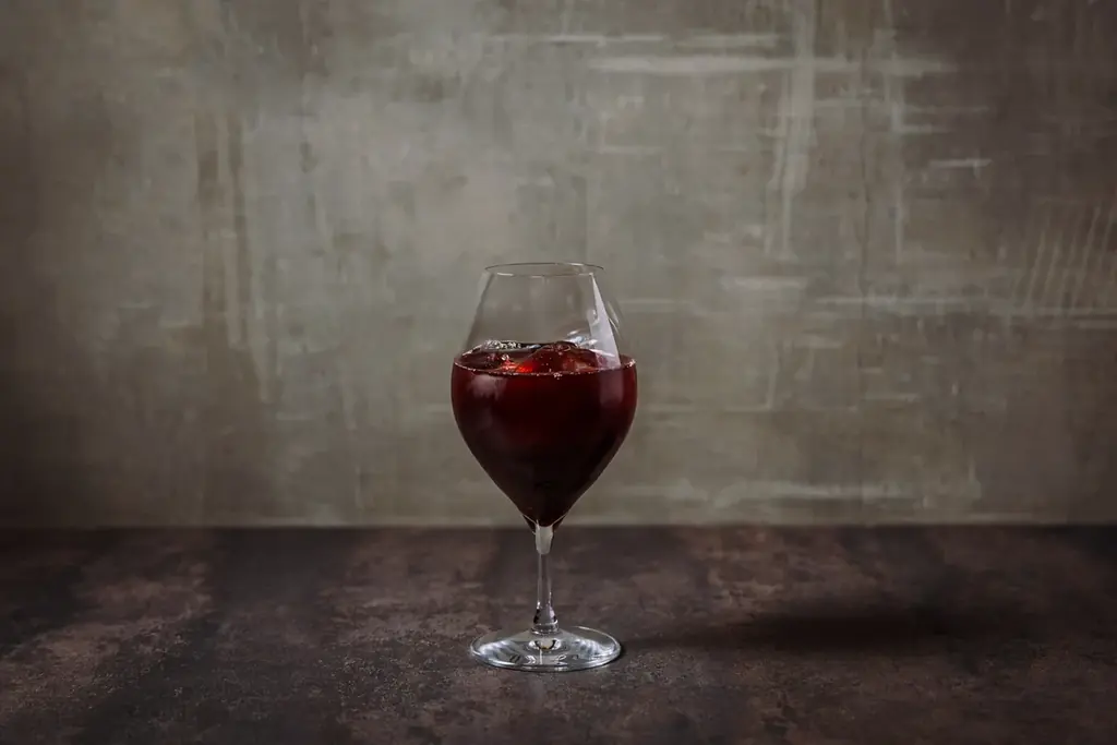 完全会員制パフェバー「Remake easy」、11月より限定で「栗の赤ワイン煮込みとチャイのモンテ・ビアンコパフェ」を提供。イタリアのナチュールワインとスパイスが溶け合う、新解釈のモンブランが登場。 画像 3