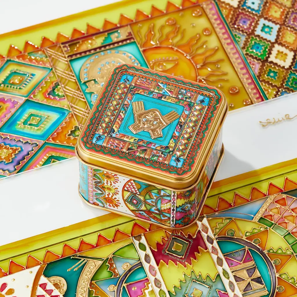 約130点の文化財が集結する展覧会「CREVIA マチュピチュ展」会場限定『マチュピチュ缶』新発売！「金属羽飾付き頭飾り前面部」が主役のお菓子缶 画像 4