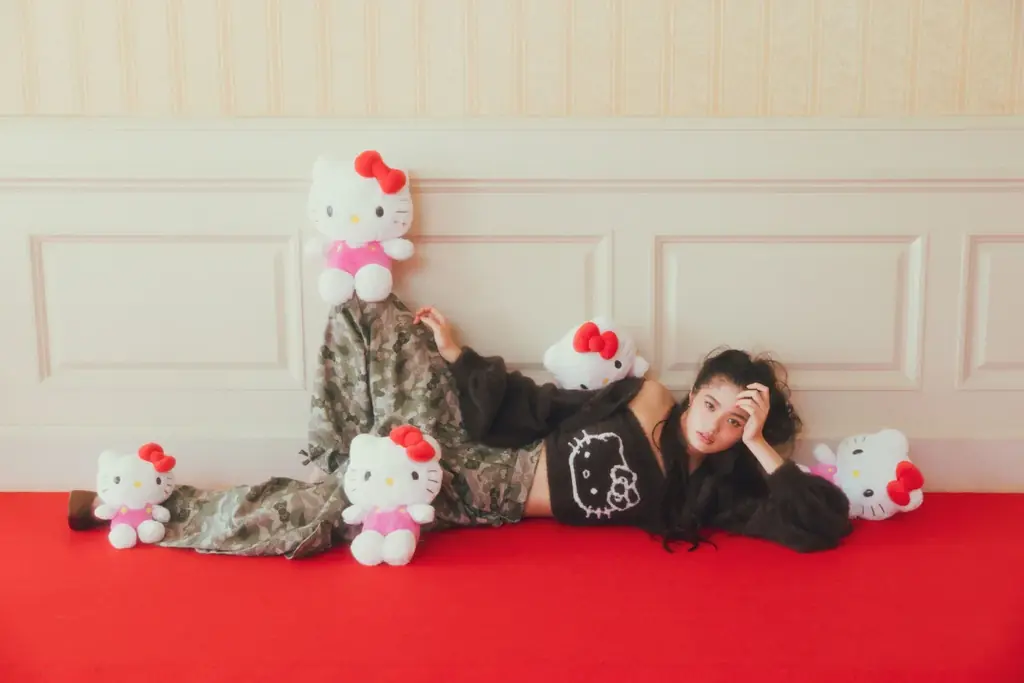 原田都愛が着こなす「CALNAMUR × HELLO KITTY」コラボコレクションが登場。11月1日、ハローキティの誕生日に予約開始。 画像 4