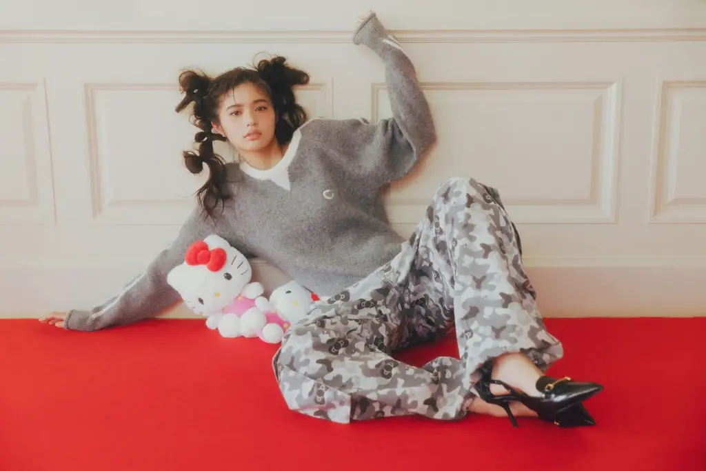 原田都愛が着こなす「CALNAMUR × HELLO KITTY」コラボコレクションが登場。11月1日、ハローキティの誕生日に予約開始。 画像 7
