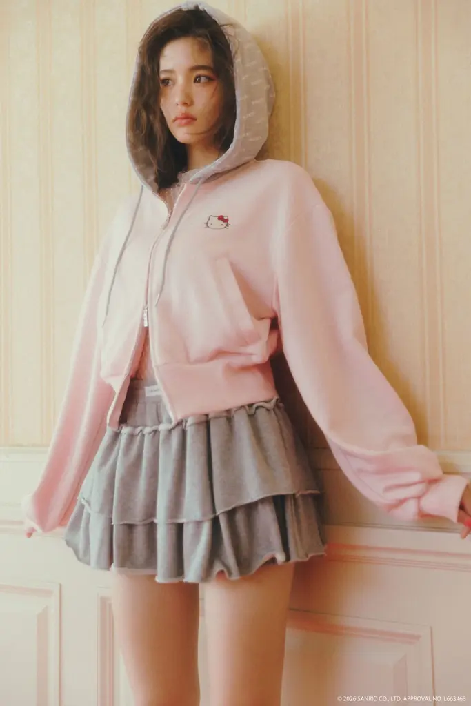 原田都愛が着こなす「CALNAMUR × HELLO KITTY」コラボコレクションが登場。11月1日、ハローキティの誕生日に予約開始。 画像 8