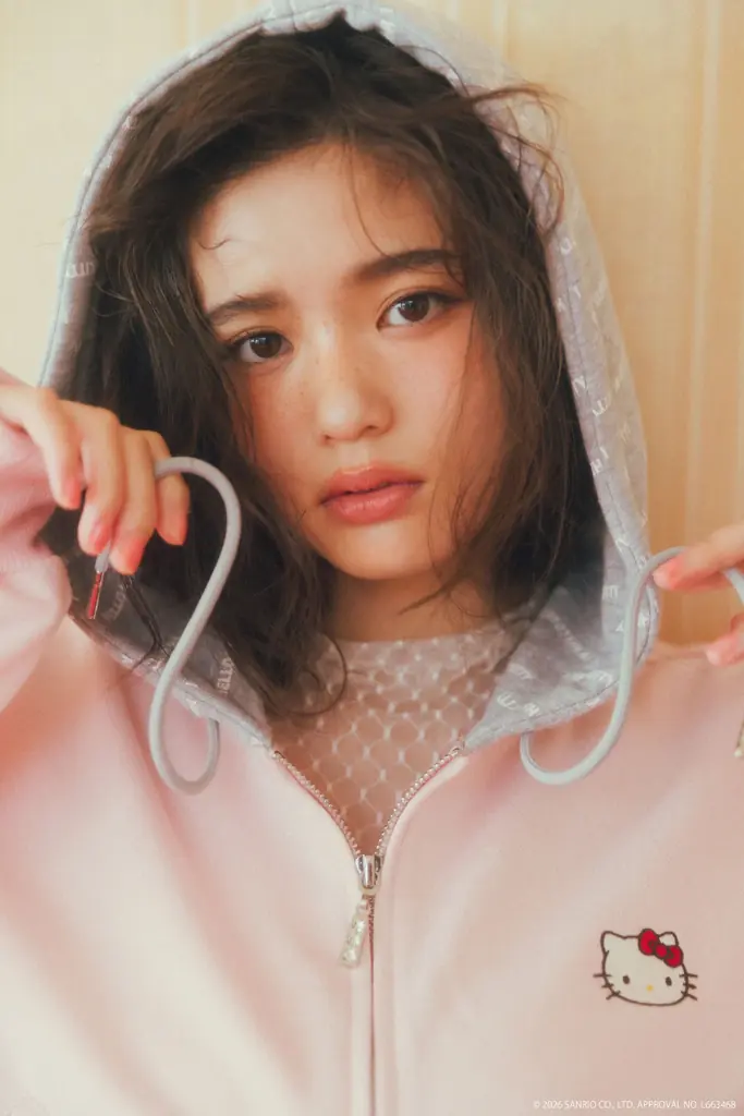 原田都愛が着こなす「CALNAMUR × HELLO KITTY」コラボコレクションが登場。11月1日、ハローキティの誕生日に予約開始。 画像 9