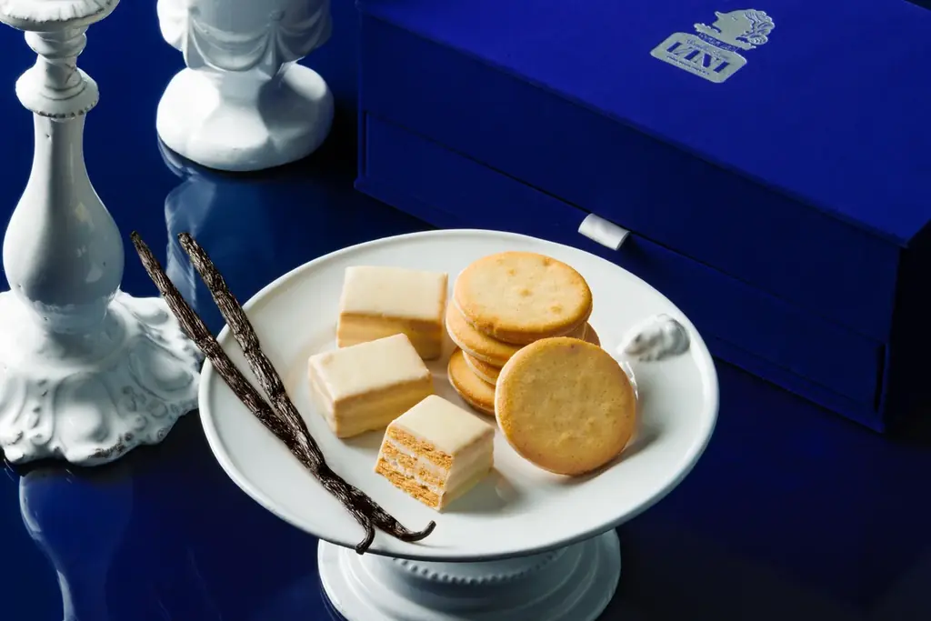 甘く満ちるバニラの“ロイヤルな余韻”を閉じ込めて。定番人気スイーツを詰め合わせた「ロイヤルギフト」で贅沢なひとときを。「VANI（バニ）」から心ときめくギフトボックスが登場。 画像 1