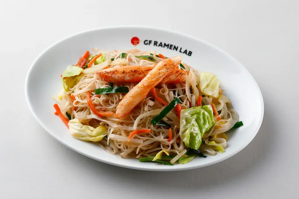 大阪・関西万博で好評を博したGFラーメンと「ほぼカニ®GF焼ビーフン」「GF焼ビーフン」を大阪・神戸の外食店舗にて11月4日(火)から販売します。 画像 1