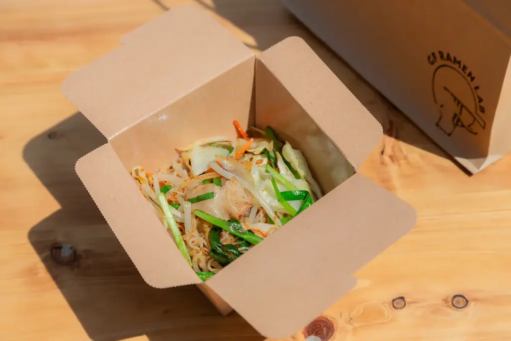 大阪・関西万博で好評を博したGFラーメンと「ほぼカニ®GF焼ビーフン」「GF焼ビーフン」を大阪・神戸の外食店舗にて11月4日(火)から販売します。 画像 4