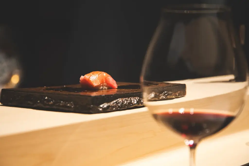 【星のや東京】海を越えたマリアージュが叶う「鮨 大手門メーカーズランチ／メーカーズディナー」を開催しました。「夕食付き宿泊プラン」の販売も決定！イベント特別献立とペアリングは11月末までの提供 画像 6