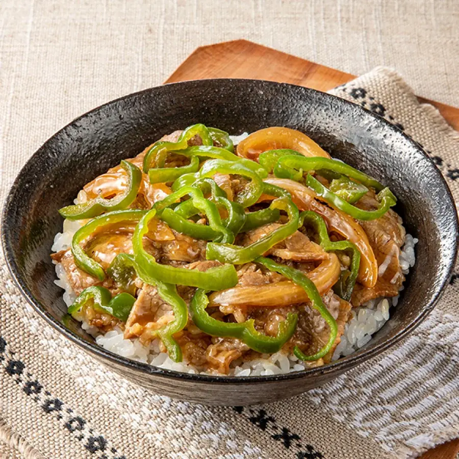 【沖縄県限定メニュー登場！】沖縄限定牛肉ピーマン丼やおつまみミミガーなど親しみある味を再現した4商品を新発売！遠くのグルメも地元のグルメも堪能できる「うまいもの決定戦」を11月4日（火）から同時開催！ 画像 2