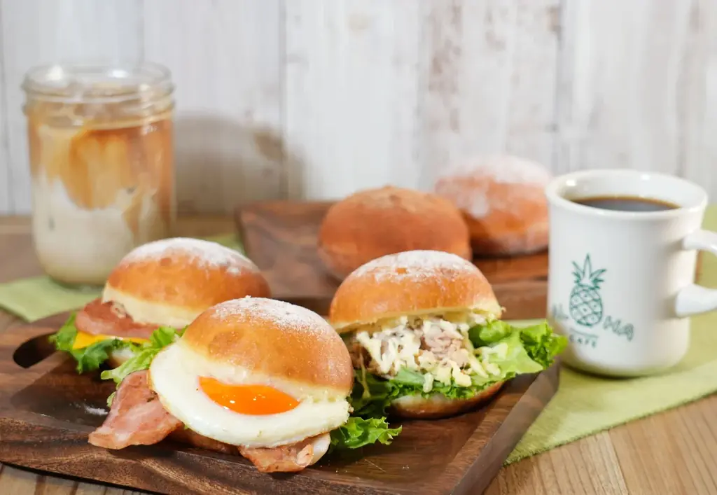 【大阪・梅田】アロハカフェパイナップル梅田茶屋町店、開店2ヶ月で人気No.1は「マラサダ」。11月1日から全国でも珍しい“具材入りマラサダサンド”モーニングをスタート 画像 6