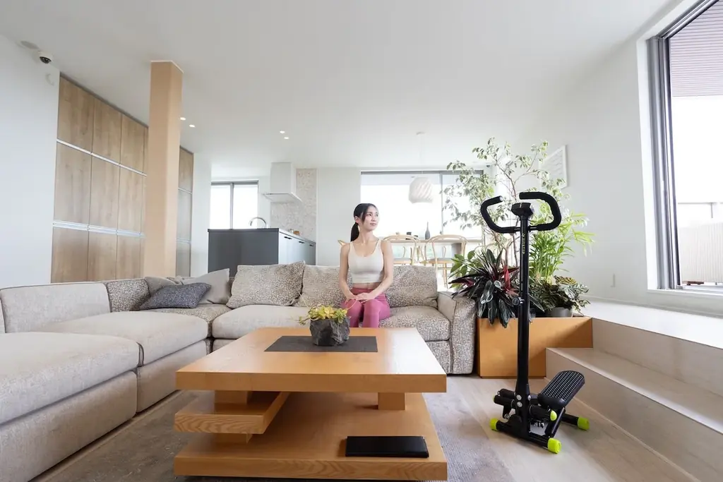 “ながら”で運動が手軽に続く。インテリアに溶け込む、エントリーモデルのハンドル付き4WAYステッパー「FITSTEP LITE」をローンチ 画像 3