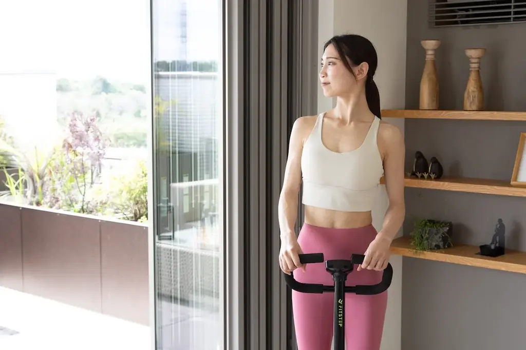 “ながら”で運動が手軽に続く。インテリアに溶け込む、エントリーモデルのハンドル付き4WAYステッパー「FITSTEP LITE」をローンチ 画像 5