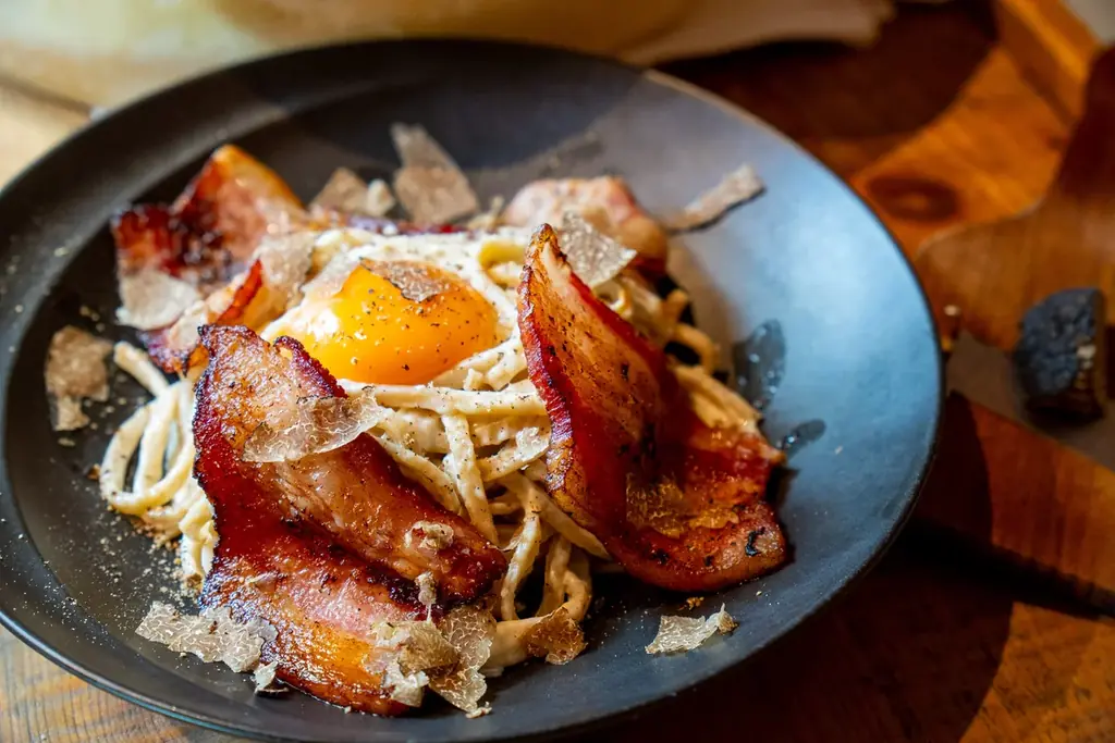 炎で仕上げる厚切りイベリコ豚のカルボナーラ（恵比寿）