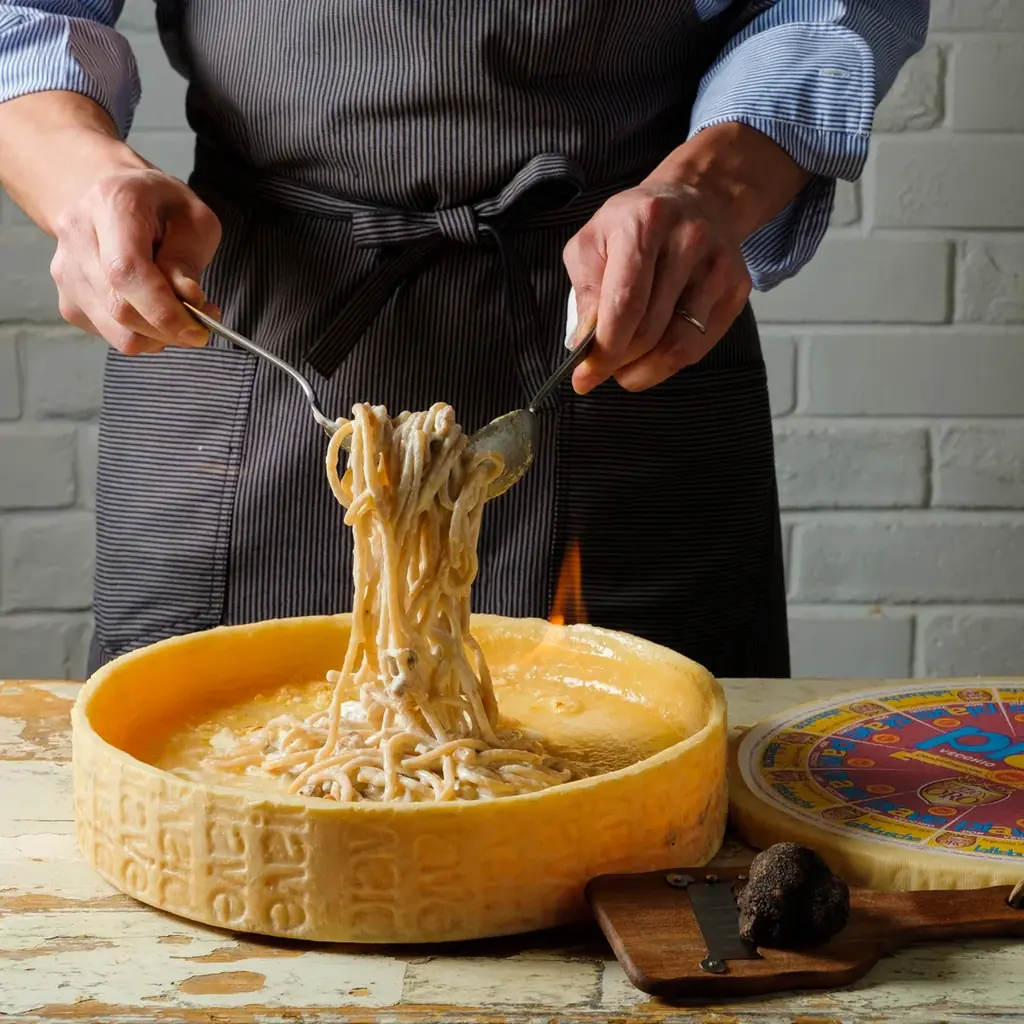 【新商品】燃えるチーズの中で仕上げるパスタ「厚切りイベリコ豚ベーコンとトリュフのカルボナーラ」を販売開始します。恵比寿CheeseTavernCASCINA 画像 4