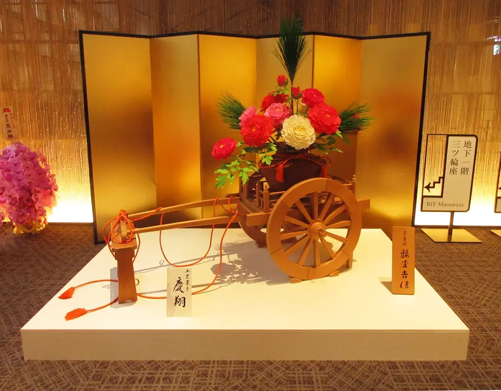 京都五花街「宮川町歌舞練場 三ツ輪座 杮落し公演」にて、記念の工芸菓子「慶翔」を特別展示中です。 画像 1