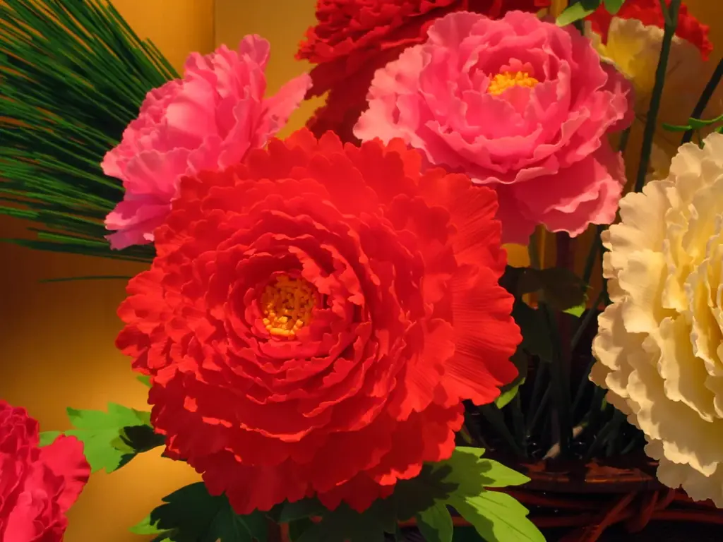 京都五花街「宮川町歌舞練場 三ツ輪座 杮落し公演」にて、記念の工芸菓子「慶翔」を特別展示中です。 画像 2