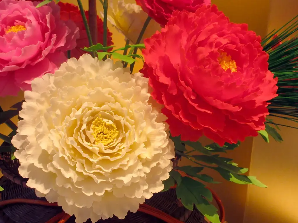 京都五花街「宮川町歌舞練場 三ツ輪座 杮落し公演」にて、記念の工芸菓子「慶翔」を特別展示中です。 画像 3