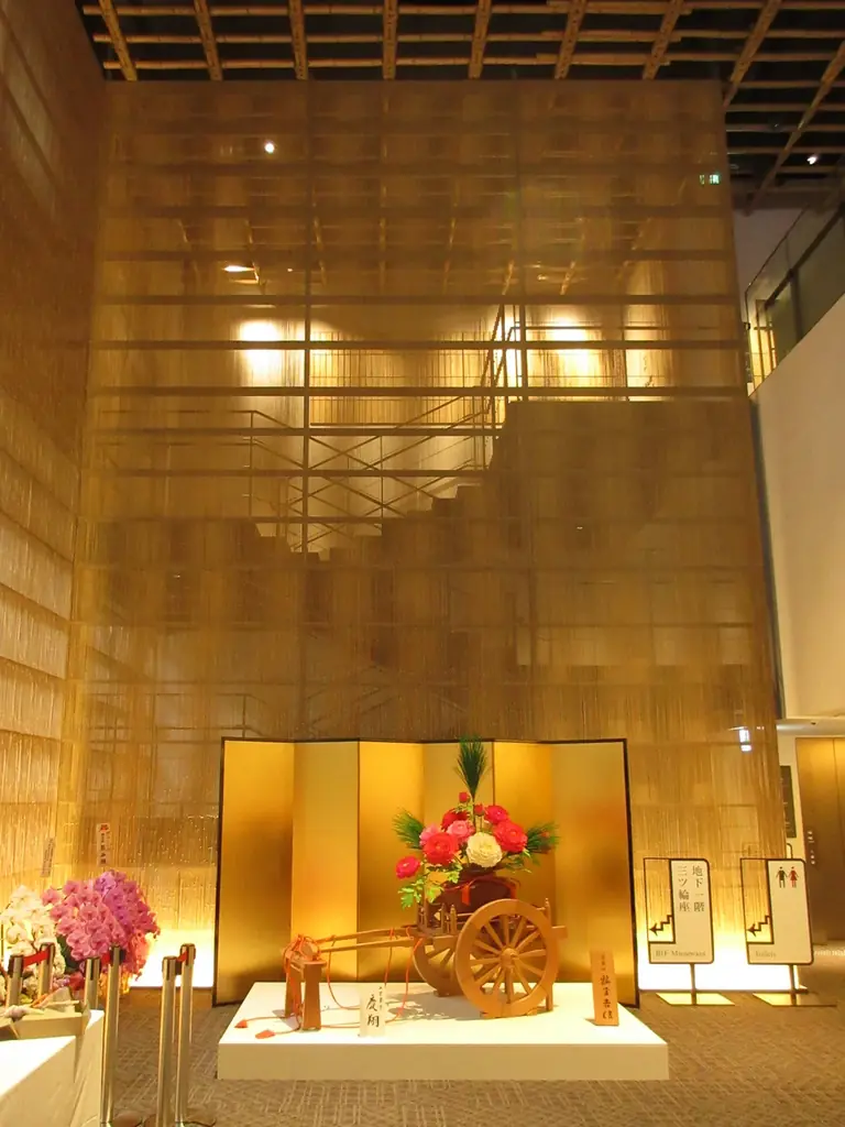 京都五花街「宮川町歌舞練場 三ツ輪座 杮落し公演」にて、記念の工芸菓子「慶翔」を特別展示中です。 画像 4