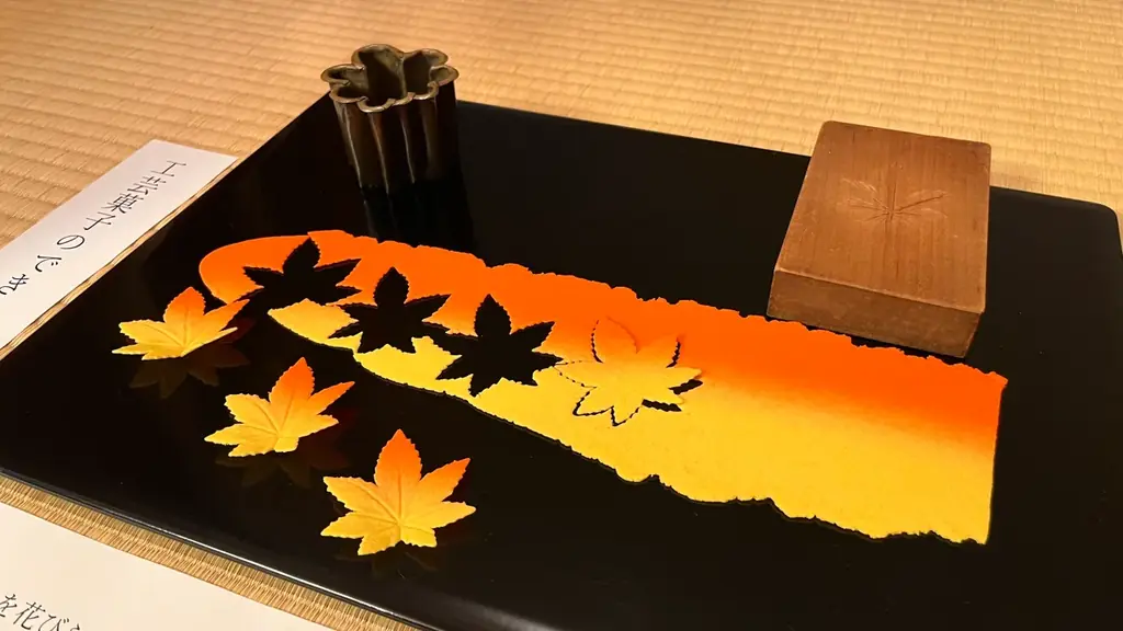 京都五花街「宮川町歌舞練場 三ツ輪座 杮落し公演」にて、記念の工芸菓子「慶翔」を特別展示中です。 画像 5