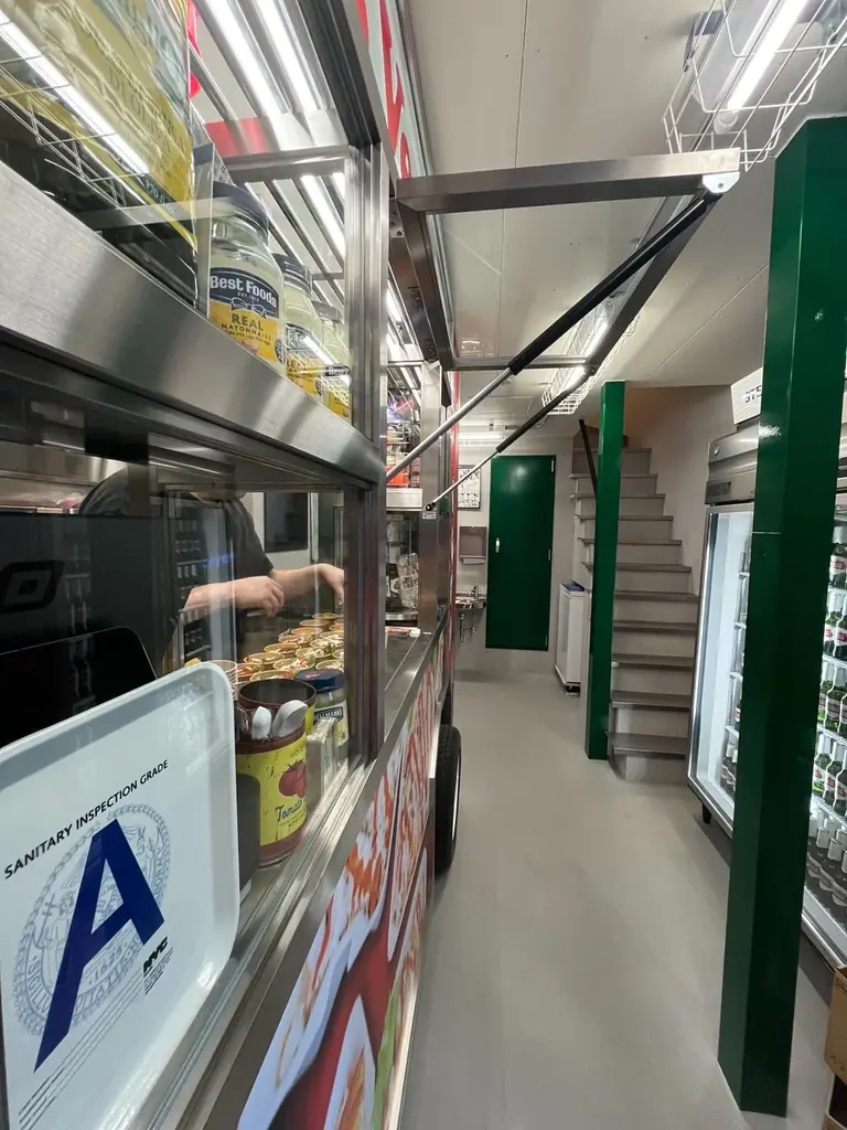 チキンオーバーライス専門店「J’sVendor原宿本店」移転リニューアルオープンから1周年を記念して1st Anniversary Weekを開催 画像 3