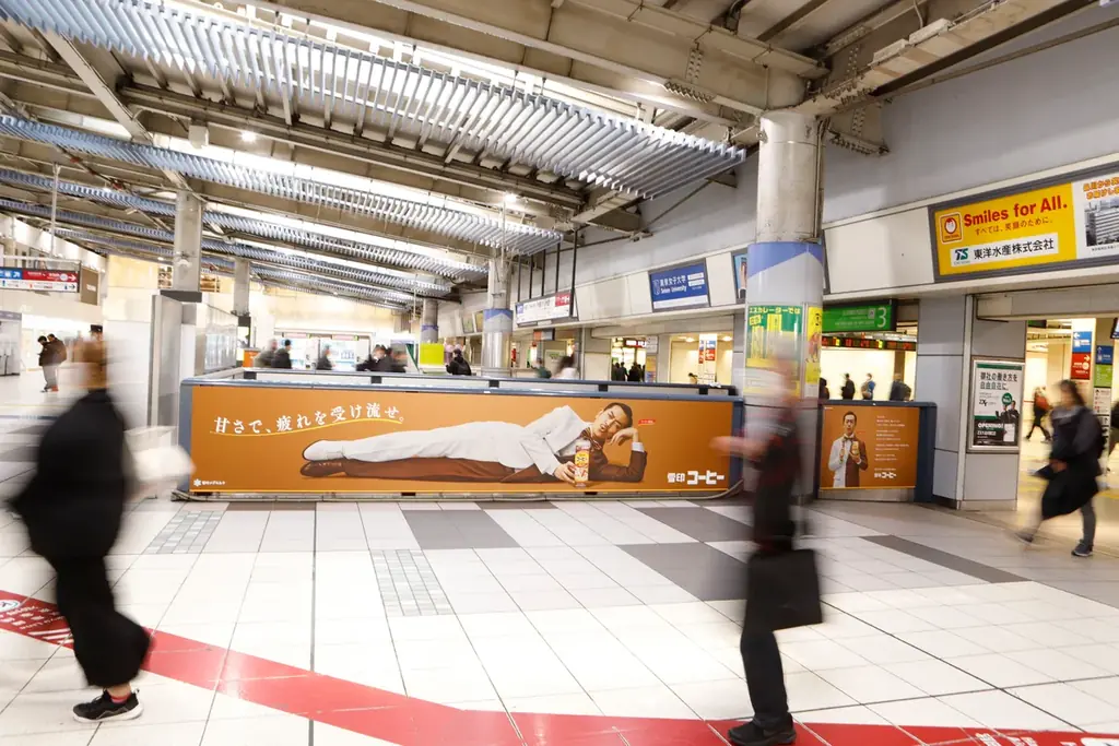 雪印コーヒー『甘さですべてを受け流せ。』プロジェクト、大阪篇始動「雪印コーヒー」の妖精“コーヒィ勝山”　関西初！大阪・道頓堀 大型広告「迫りすぎて受け流せないコーヒィ勝山」を掲出 画像 12