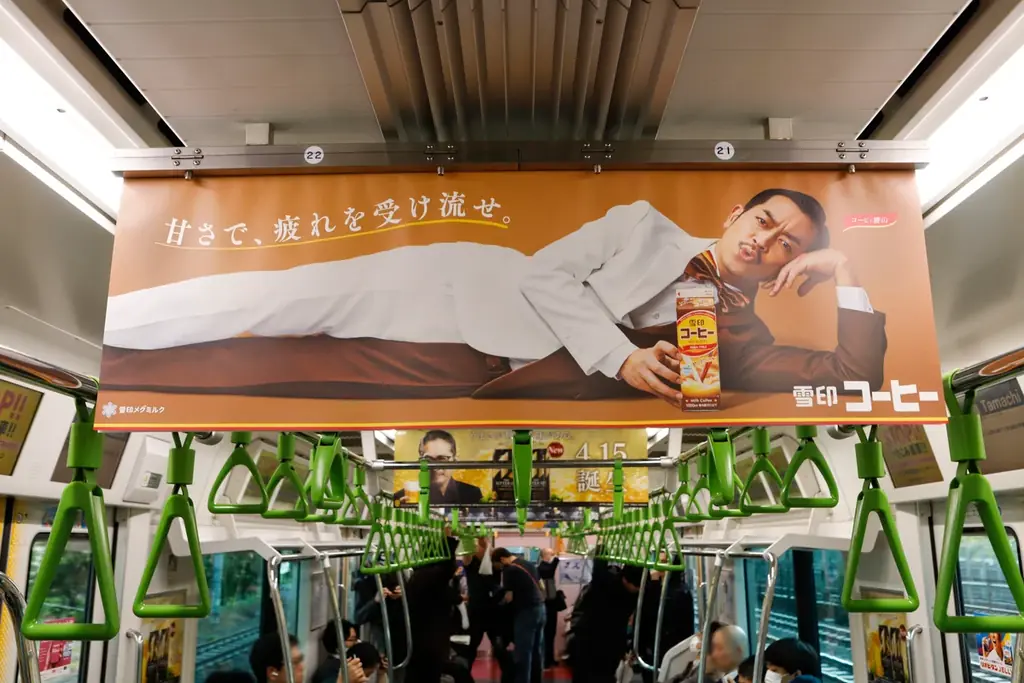 雪印コーヒー『甘さですべてを受け流せ。』プロジェクト、大阪篇始動「雪印コーヒー」の妖精“コーヒィ勝山”　関西初！大阪・道頓堀 大型広告「迫りすぎて受け流せないコーヒィ勝山」を掲出 画像 17