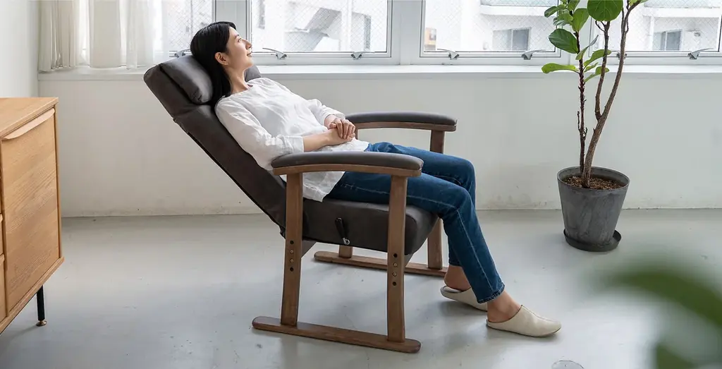 一日中座る人のための”エムール高座椅子”シリーズから、首までしっかり支えるゆったり設計の高座椅子『れおん プレミアムタイプ』が新登場！人間工学とショールーム来場者の声が融合して生まれた座り心地です。 画像 4