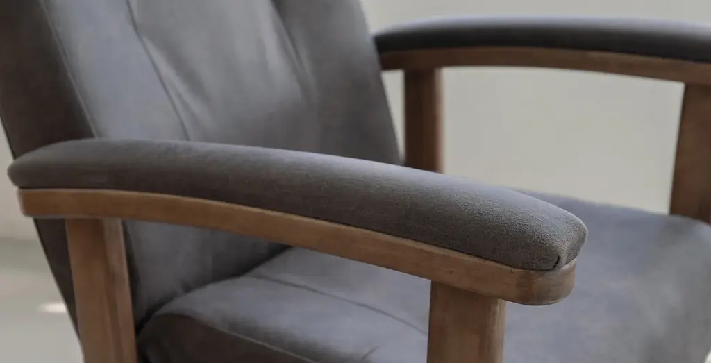 一日中座る人のための”エムール高座椅子”シリーズから、首までしっかり支えるゆったり設計の高座椅子『れおん プレミアムタイプ』が新登場！人間工学とショールーム来場者の声が融合して生まれた座り心地です。 画像 6