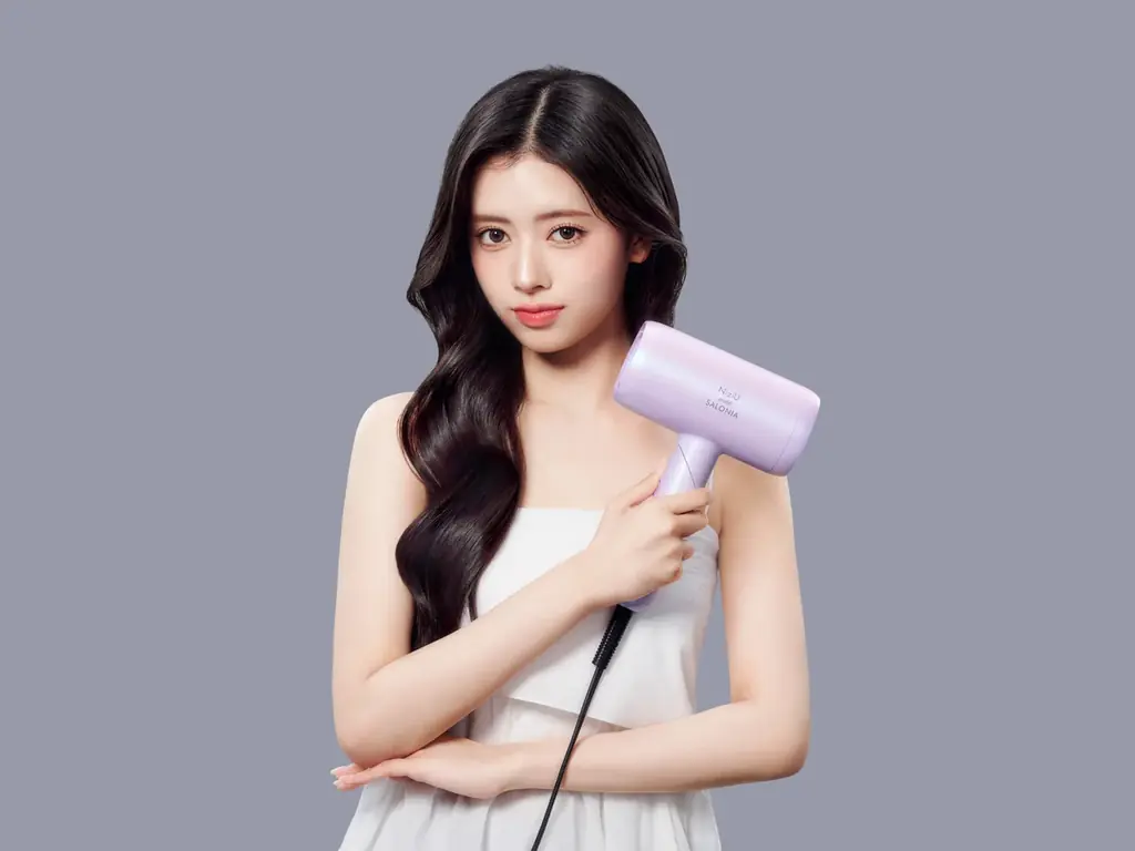【初コラボ】NiziUと美容家電ブランドSALONIA　高機能プレミアムライン「スムースシャインシリーズ」のドライヤー＆ヘアアイロン限定カラー「プリズムパープル」が11月4日新発売 画像 3